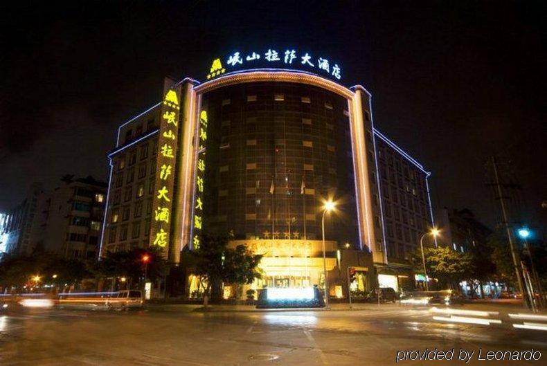 Minshan Lhasa Grand Hotel Чэнду Экстерьер фото